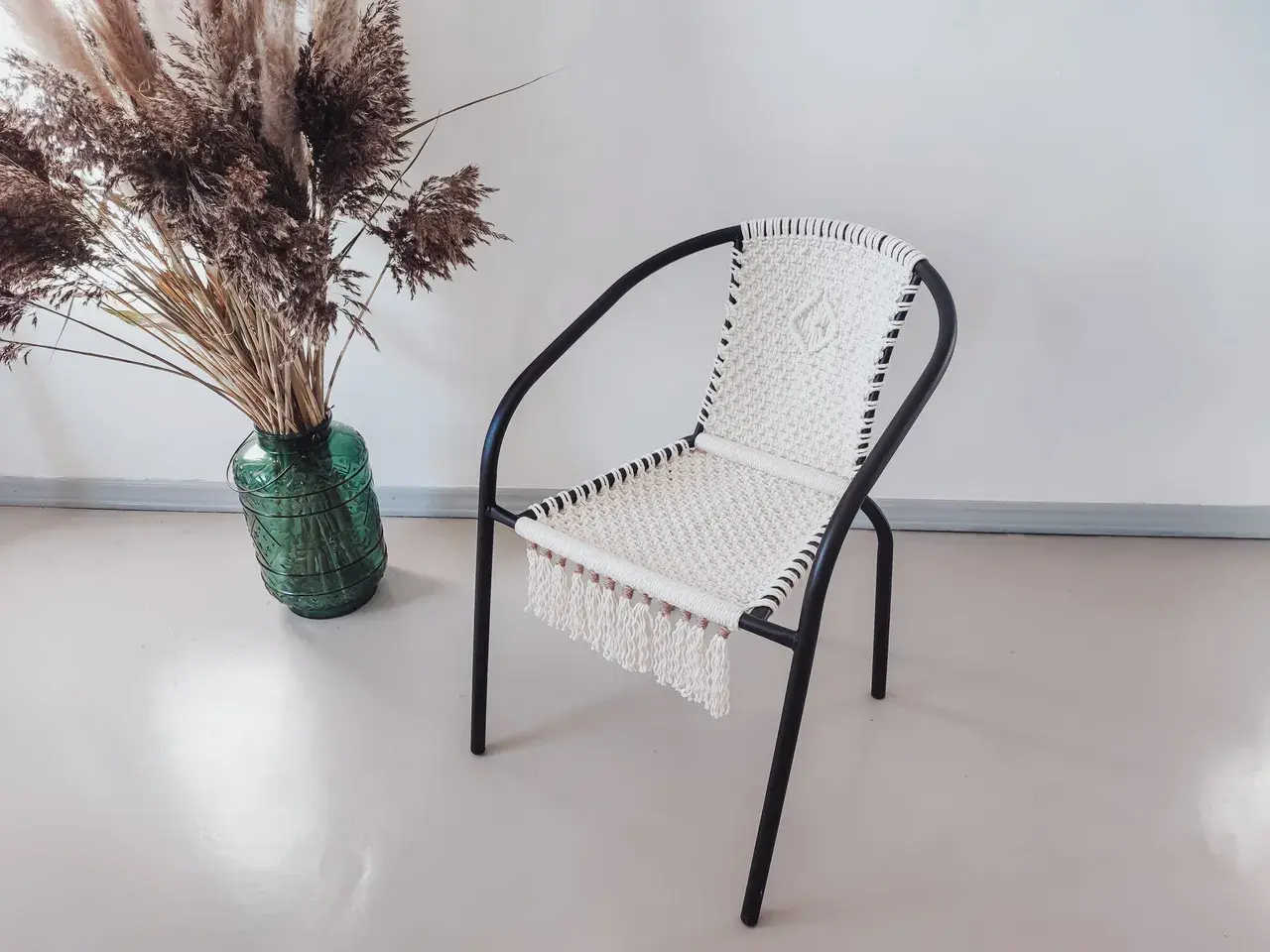 Krzesło ze sznurka w stylu boho, z frędzlami. Inspiracja, jak zrobić krzesło ze sznurka.