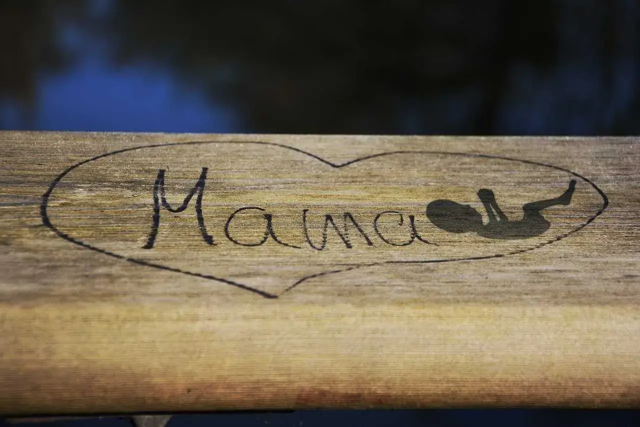 Napis "Mama" i sylwetka dziecka wypalone w drewnie. Prosty sposób, jak wypalić napis w drewnie domowym sposobem.