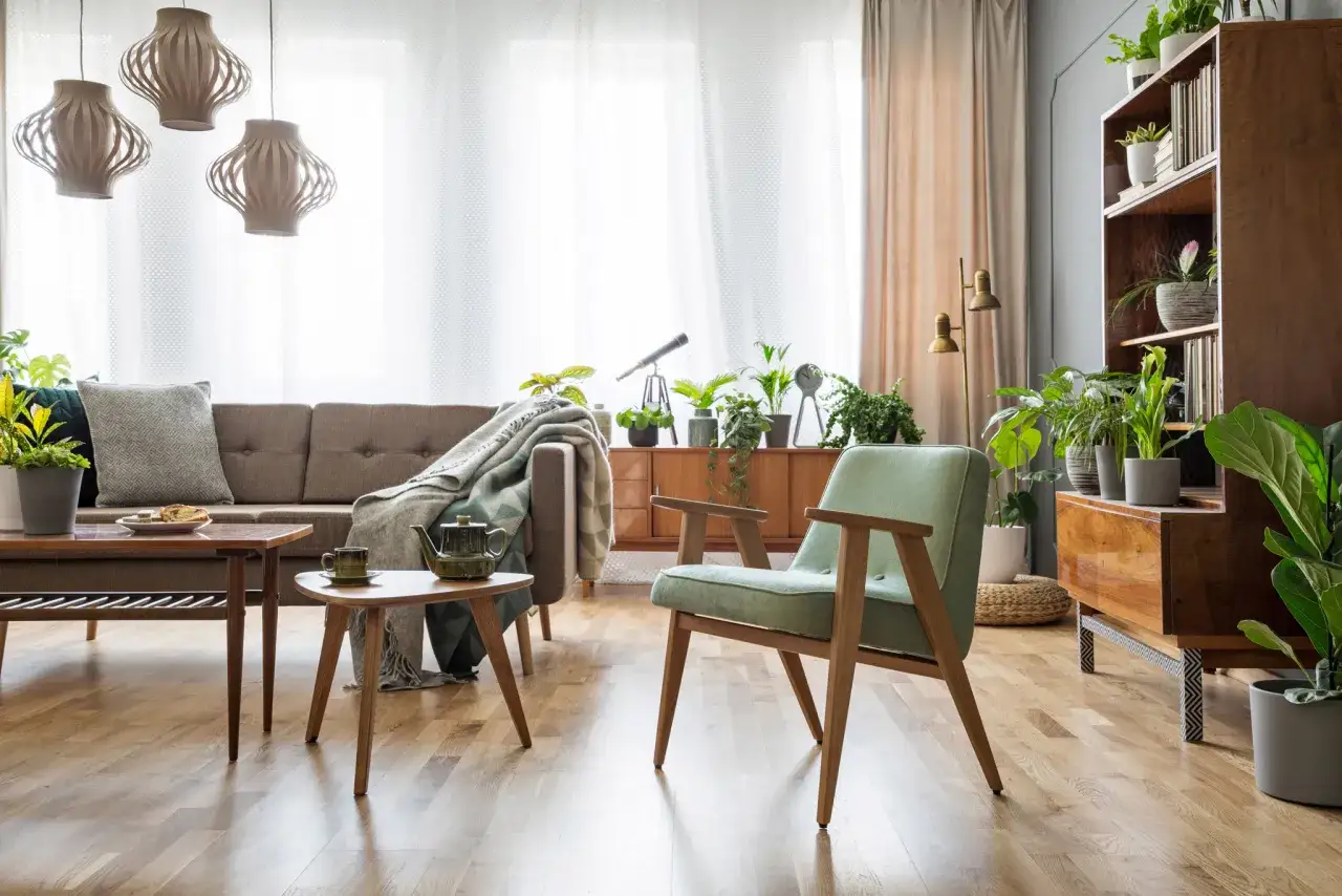 Salon w stylu retro, gdzie renowacja mebli PRL nadała drugie życie drewnianej komodzie i fotelom.
