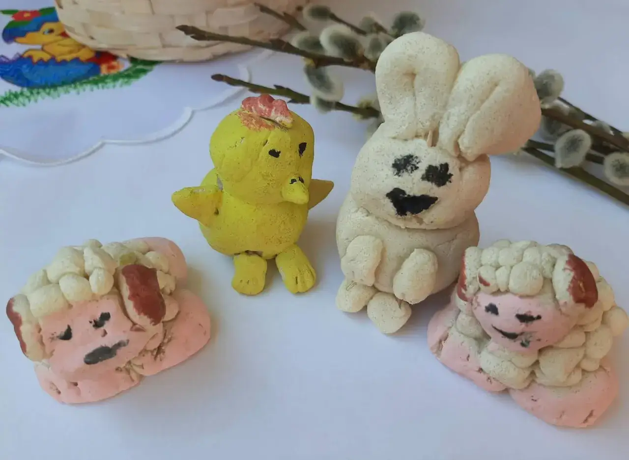 Wielkanocne figurki z masy solnej: kurczaczek, zajączek i owieczki. Wspaniały pomysł, co można zrobić z masy solnej!