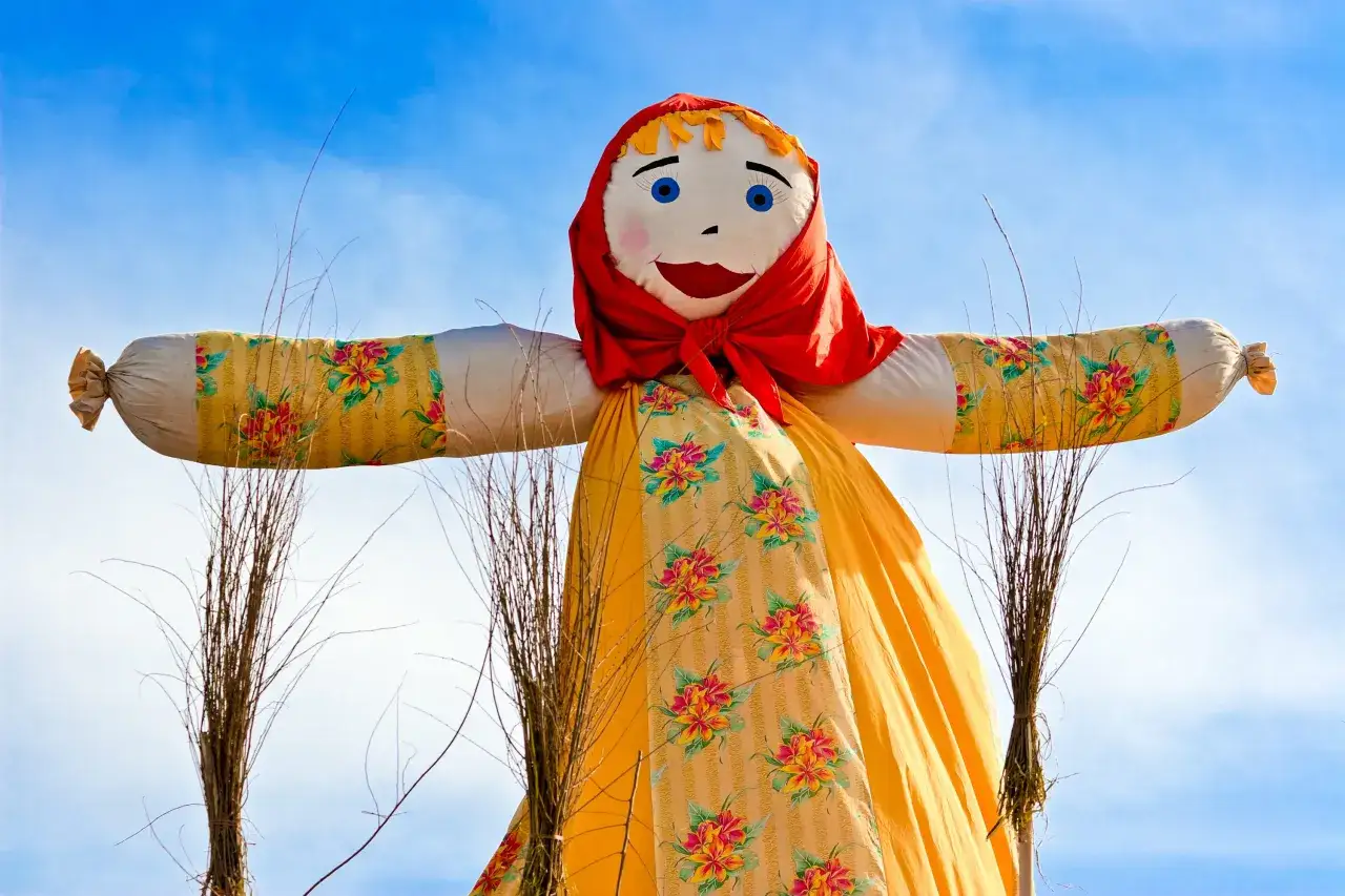 Marzanna z kolorowej tkaniny, z czerwoną chustą i słomianymi ramionami, gotowa na powitanie wiosny. Oto jak zrobic marzanne!