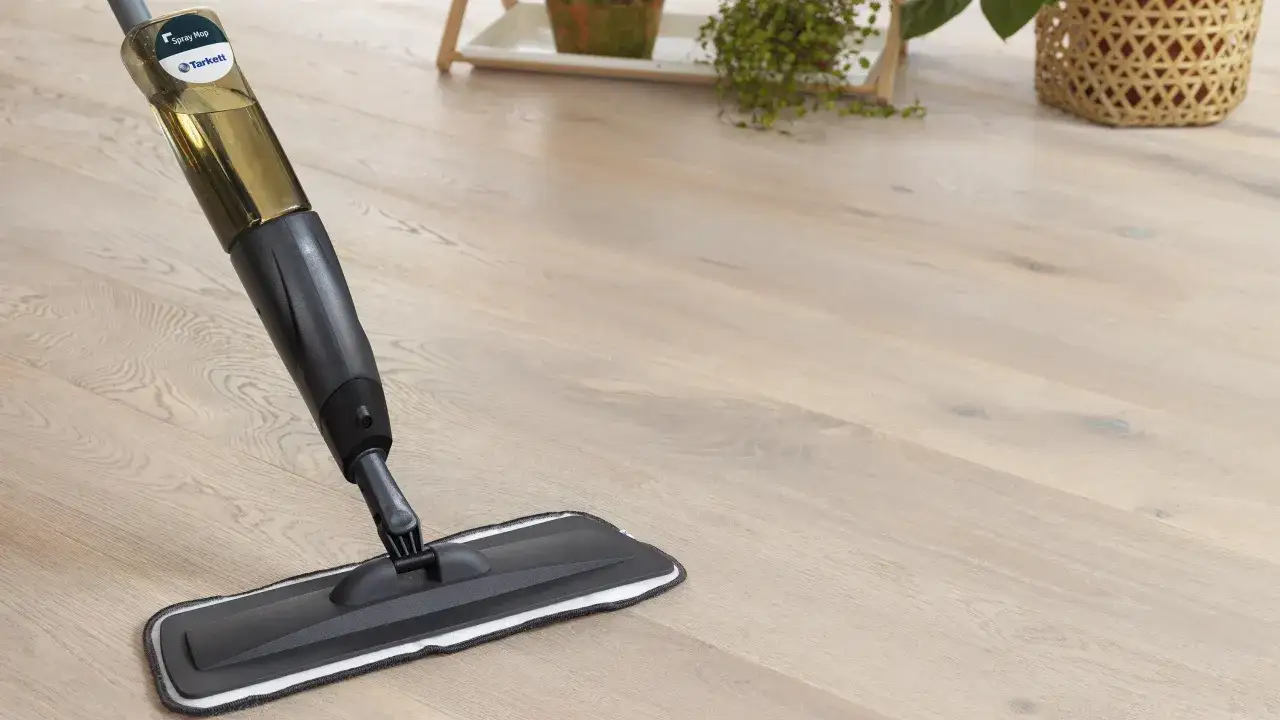 Spray mop z płynem Tarkett do czyszczenia podłóg drewnianych lakierowanych.
