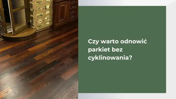 Ciemny, drewniany parkiet w salonie. Czy warto odnowić parkiet bez cyklinowania? Dowiedz się, jak to zrobić!