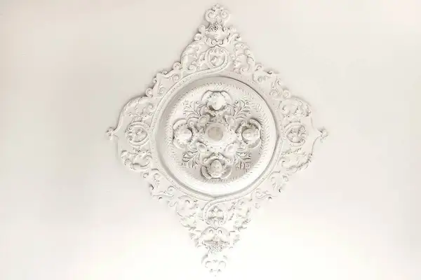 Ornamental kaseton sufitowy z aniołkami. Dowiedz się, jak odświeżyć kasetony na suficie, by przywrócić im dawny blask.