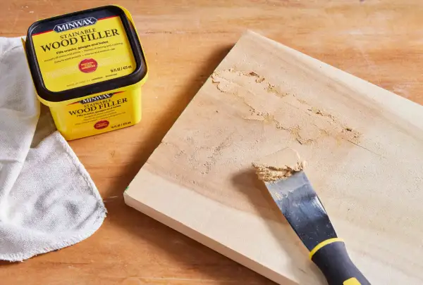 Zastosuj Minwax Wood Filler, by czym uzupełnić ubytki w drewnie. Idealny do pęknięć i dziur.
